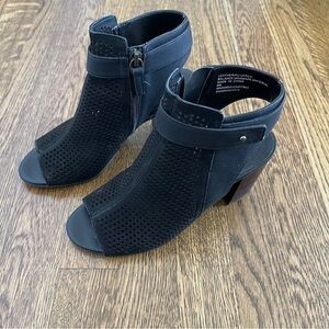 14th & Union open toe boots with laser cut pattern and chunky heel in size 6 M